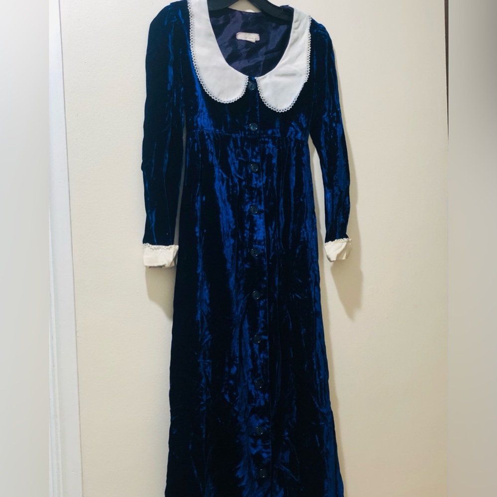 Elegant Blue Vintage Velvet Dress with White Collar